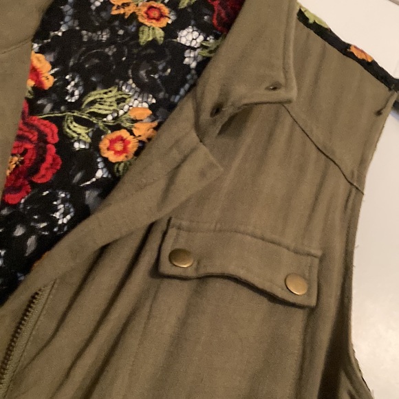 Cargo vest with pockets - Picture 3 of 7